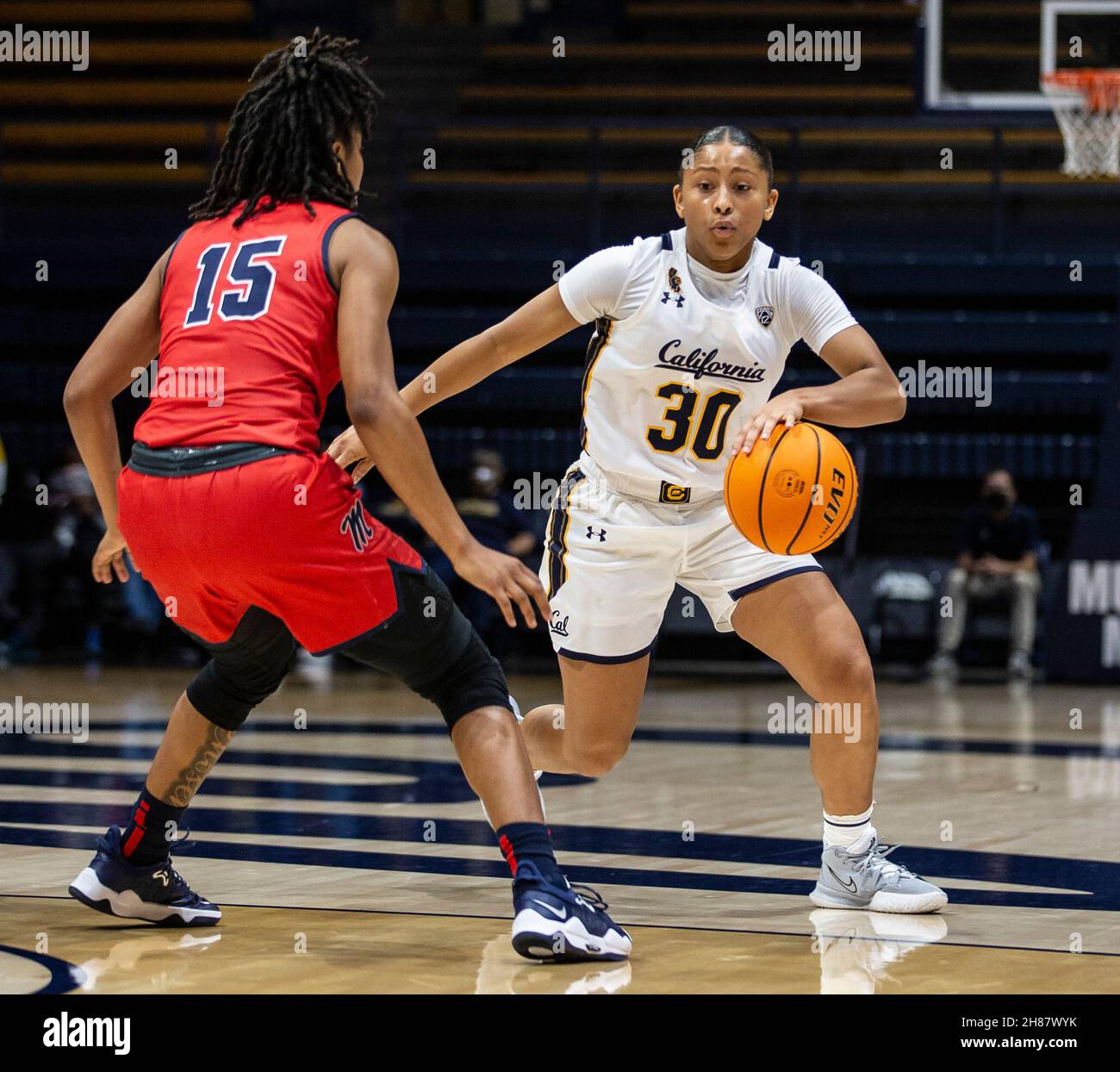 Novembre 27 2021 Berkeley CA, USA la guardia californiana Jayda Curry (30) va in cerchio durante la partita di pallacanestro femminile di NCAA tra i ribelli di Ole Miss e gli orsi dorati della California. OLE Miss ha vinto nel 64-45 all'Hass Pavilion Berkeley Calif. Thurman James/CSM Foto Stock