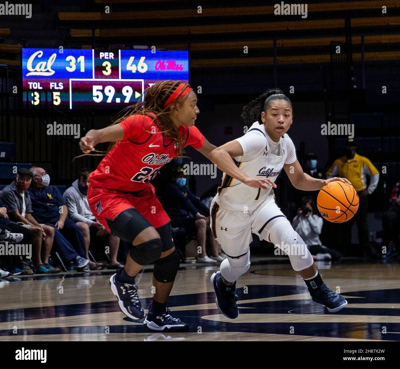 Novembre 27 2021 Berkeley CA, USA la guardia della California Leilani McIntosh (1) porta la palla in campo durante la partita di pallacanestro femminile NCAA tra i ribelli di Ole Miss e gli orsi dorati della California. OLE Miss ha vinto nel 64-45 all'Hass Pavilion Berkeley Calif. Thurman James/CSM Foto Stock