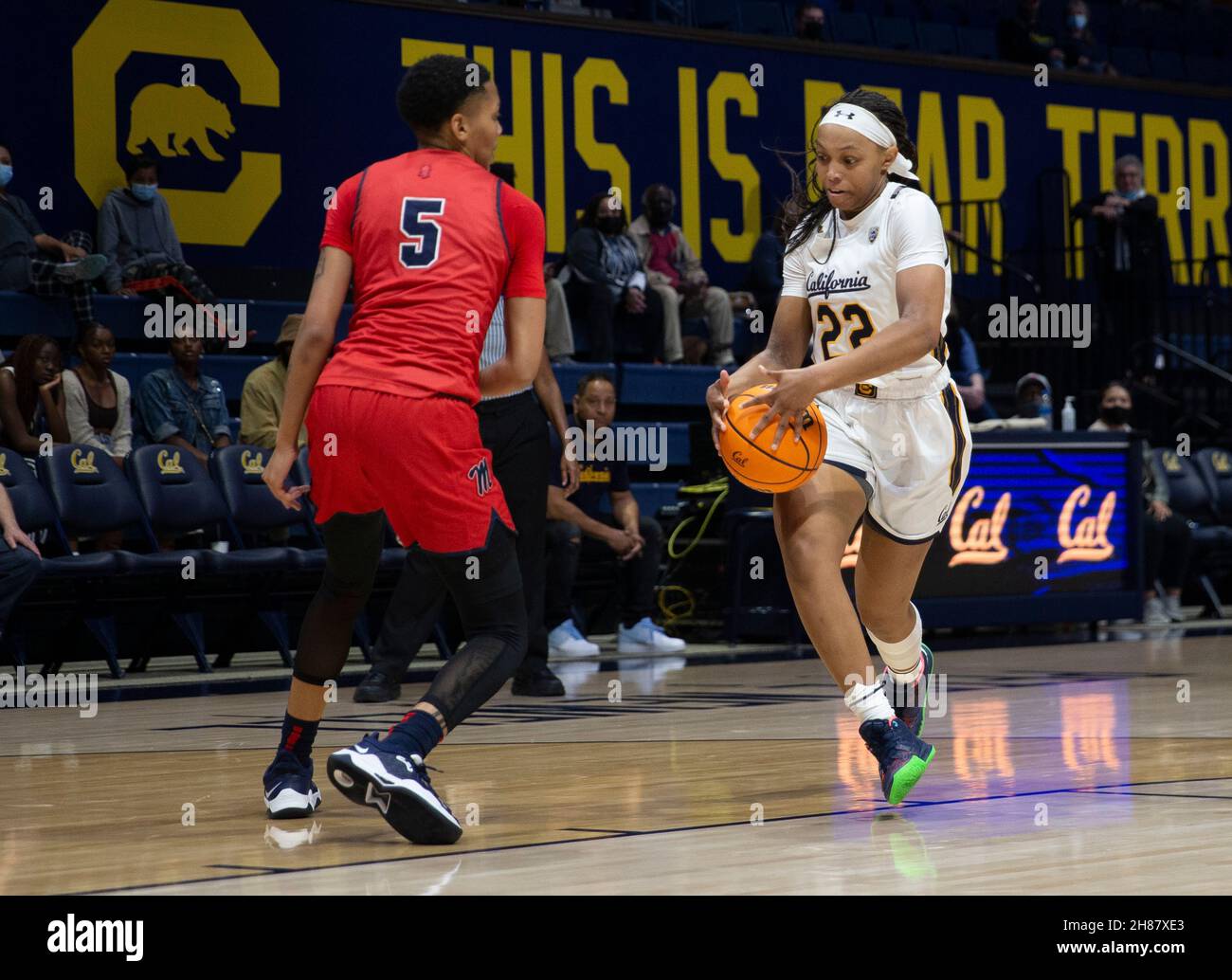 Novembre 27 2021 Berkeley CA, USA la guardia californiana Cailyn Crocker (22) va al basket durante la partita di pallacanestro femminile NCAA tra i ribelli di Ole Miss e gli orsi dorati della California. OLE Miss ha vinto nel 64-45 all'Hass Pavilion Berkeley Calif. Thurman James/CSM Foto Stock