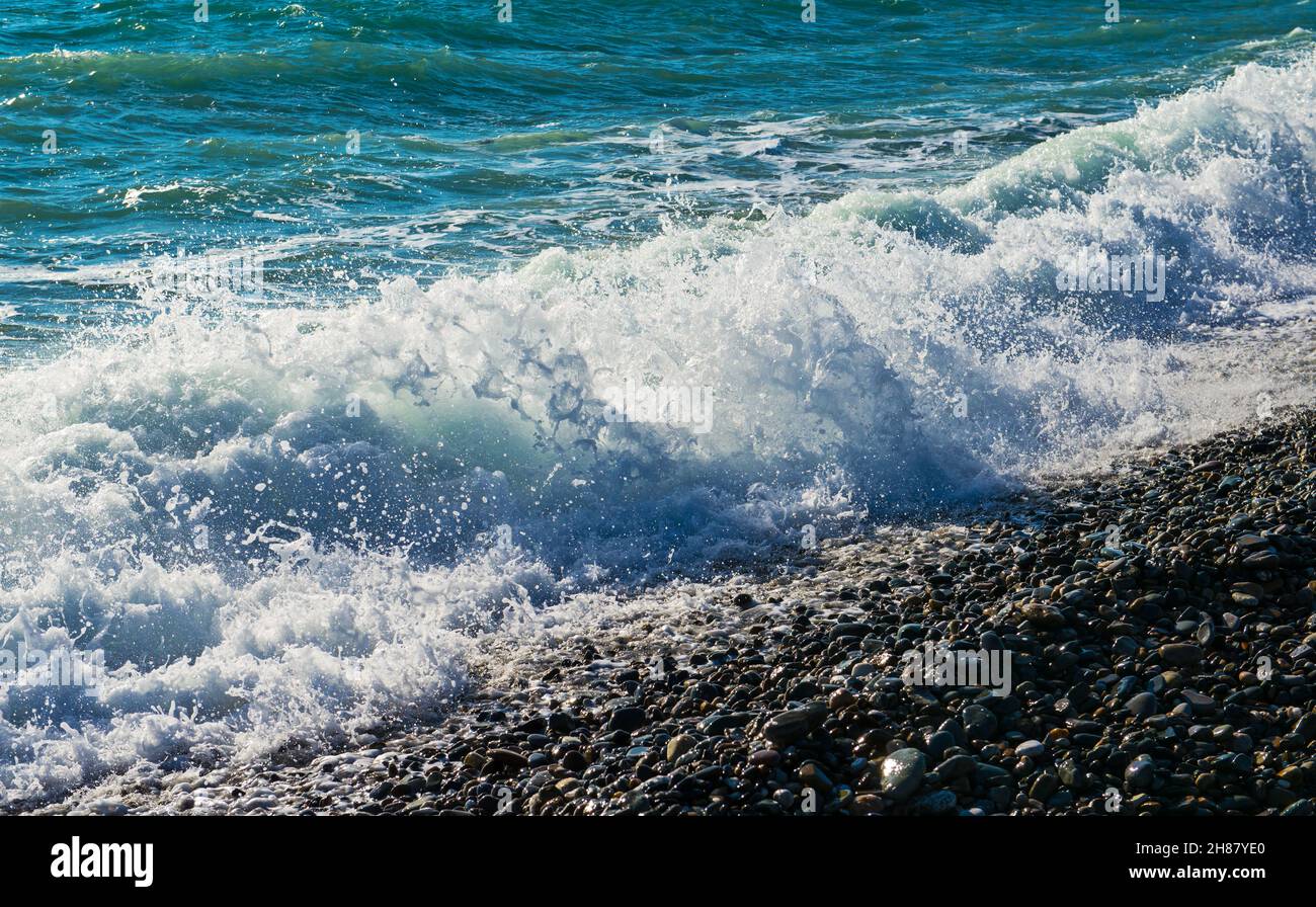 Tempesta di autunno a Sochi. Grandi onde vicino alla diga. Autunno tempestoso mare nero. Infuria la Mar Nero. Grande onda closeup Foto Stock