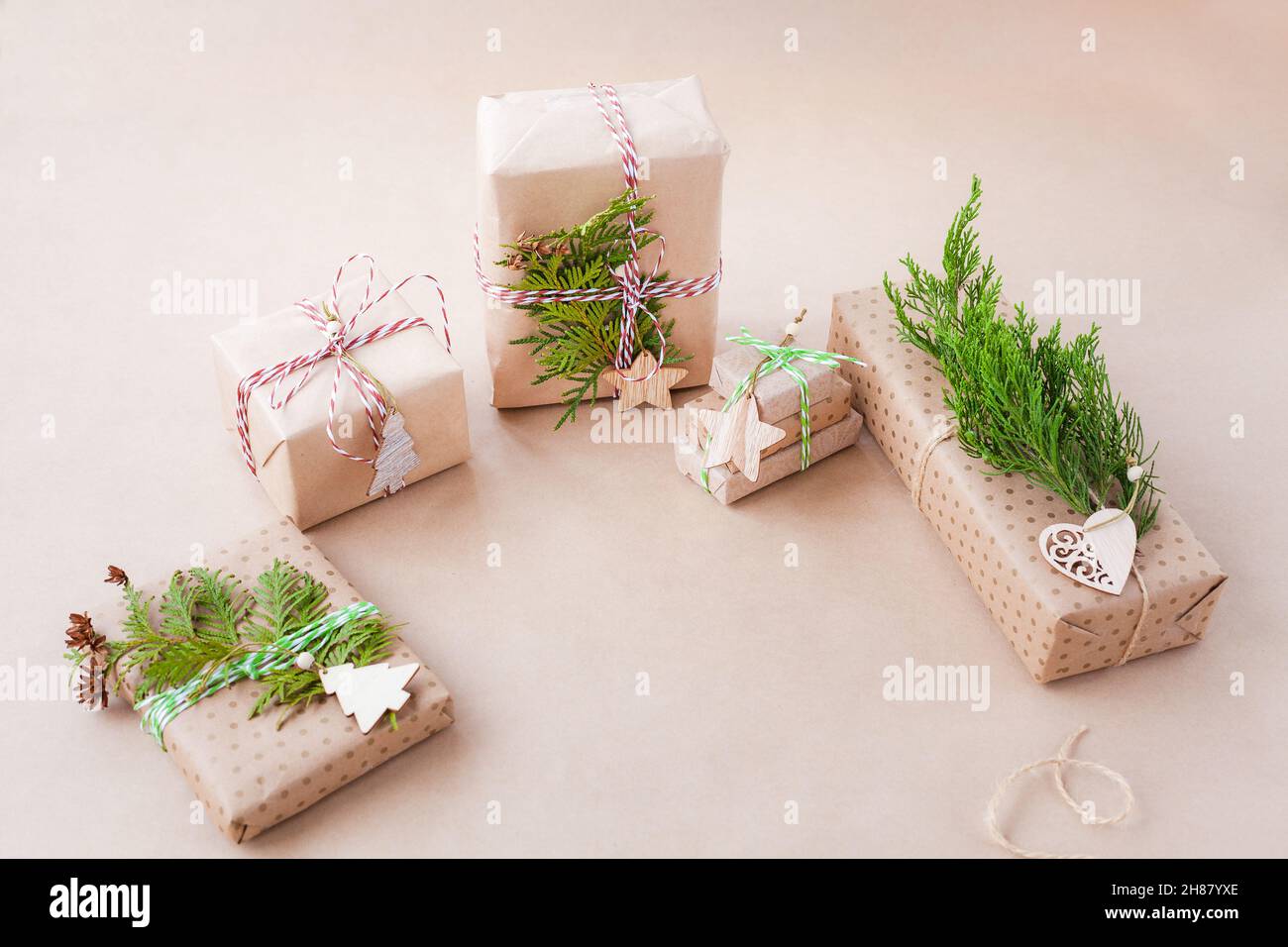 Scatole regalo fatte a mano avvolte in carta artigianale Foto Stock