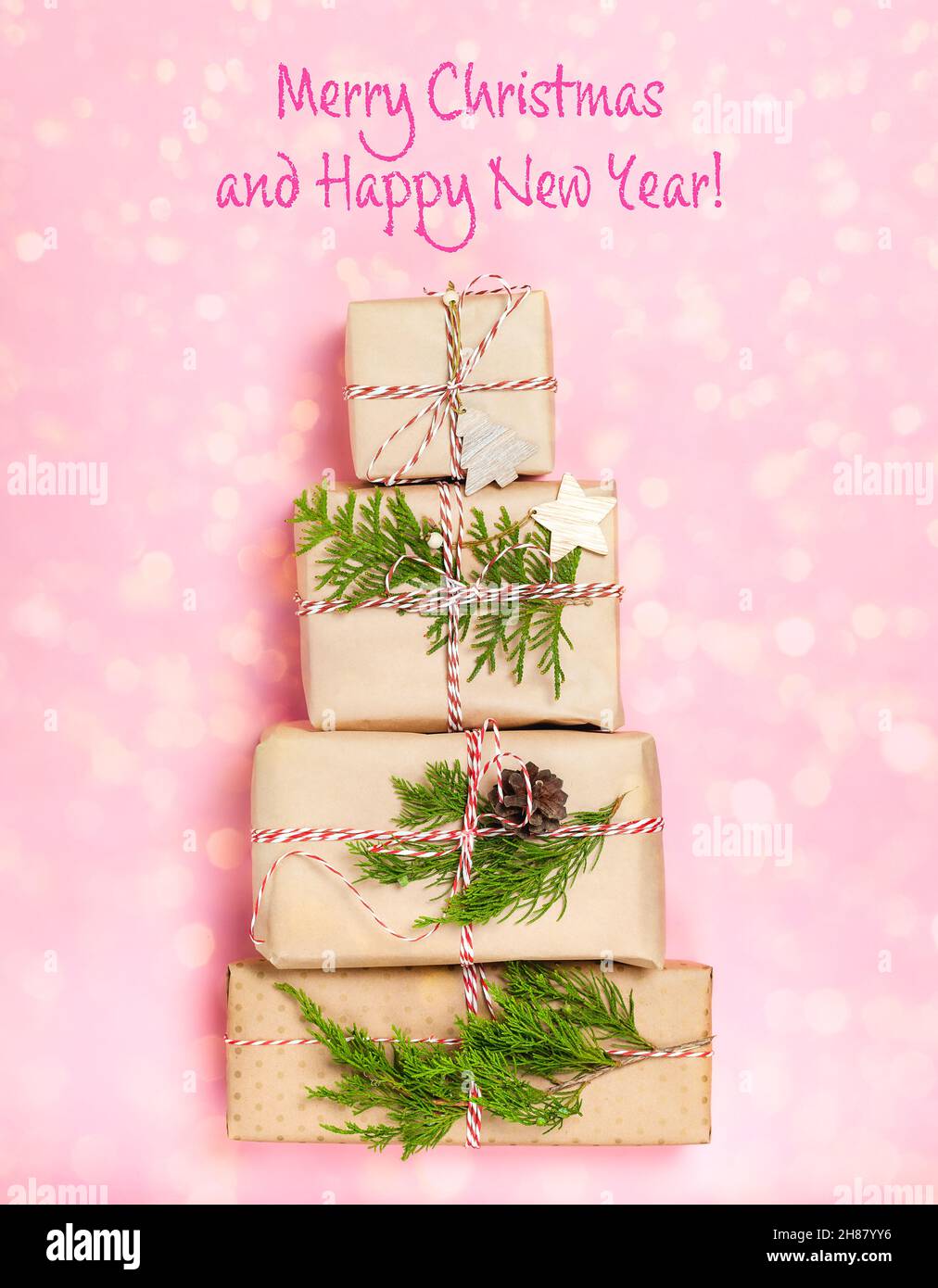 Preparandosi per le feste di Natale. Confezione regalo Foto Stock