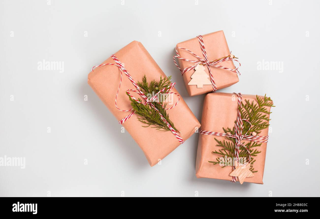 Nizza presenta avvolto in carta artigianale su sfondo di carta blu Foto Stock