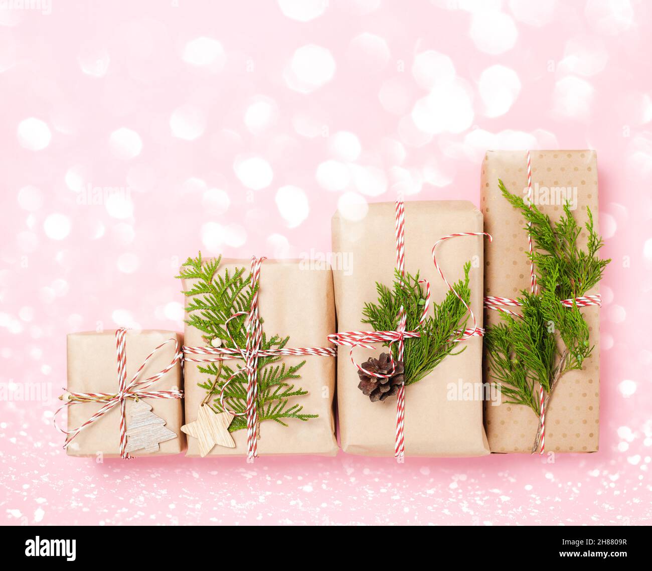 Preparandosi per le feste di Natale. Confezione regalo Foto Stock