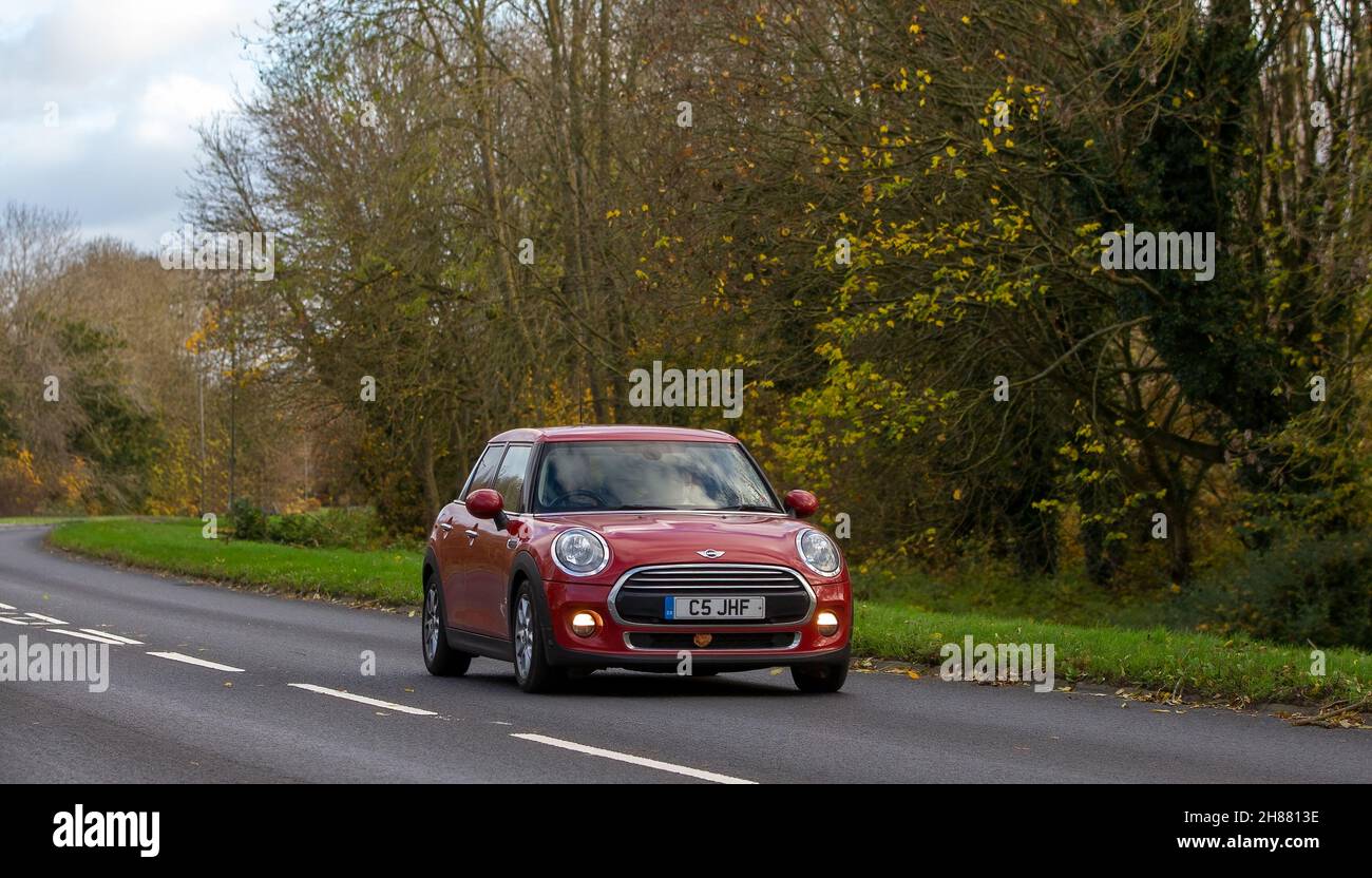 2016 mini rosso su strada aperta Foto Stock