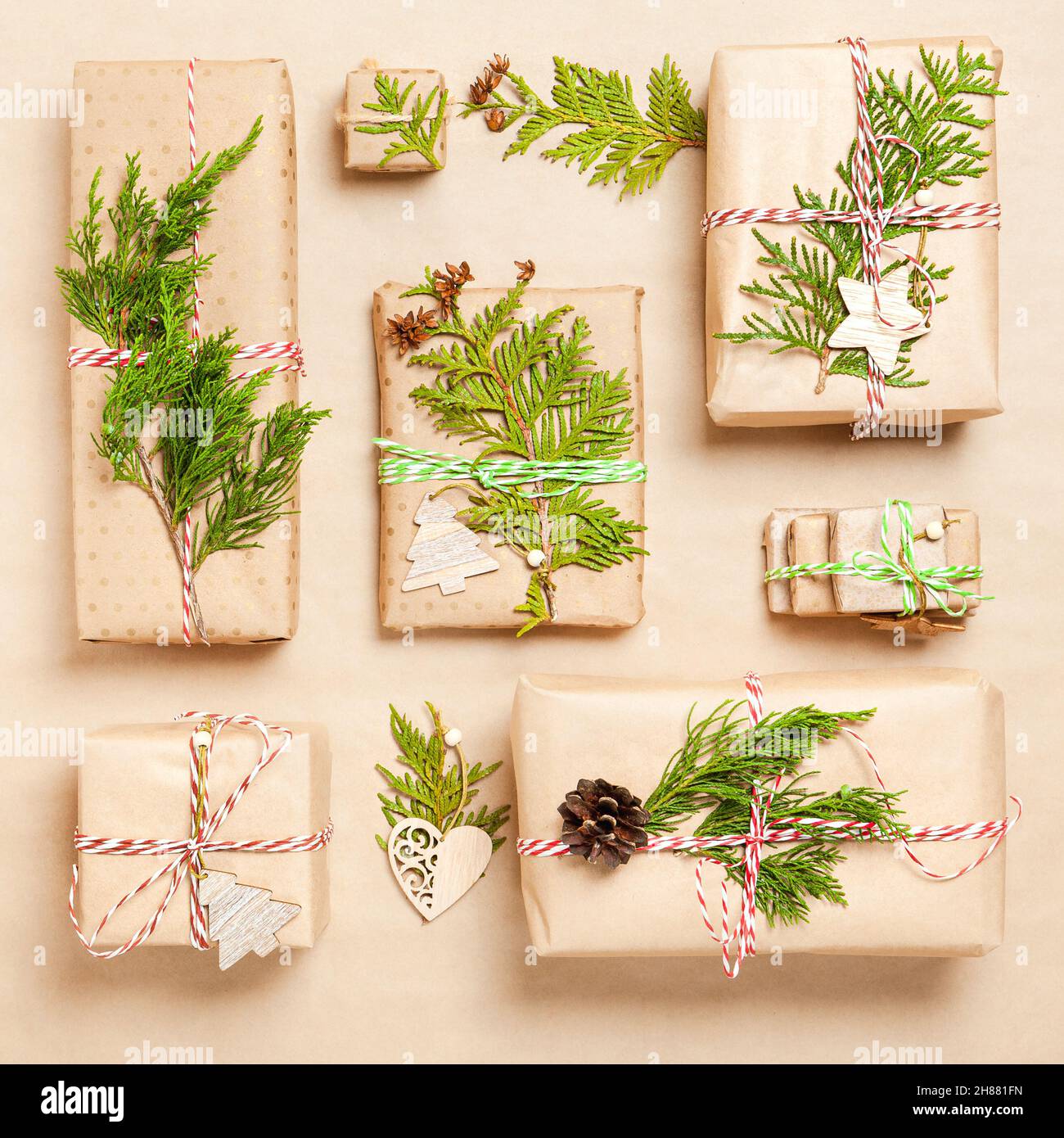 Scatole regalo di Natale avvolte in carta artigianale su sfondo di carta Foto Stock
