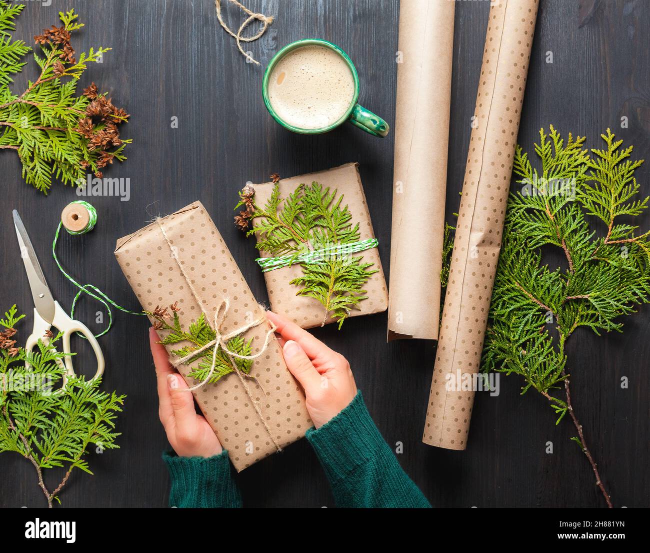 I regali di Natale avvolti in carta artigianale su sfondo scuro Foto Stock