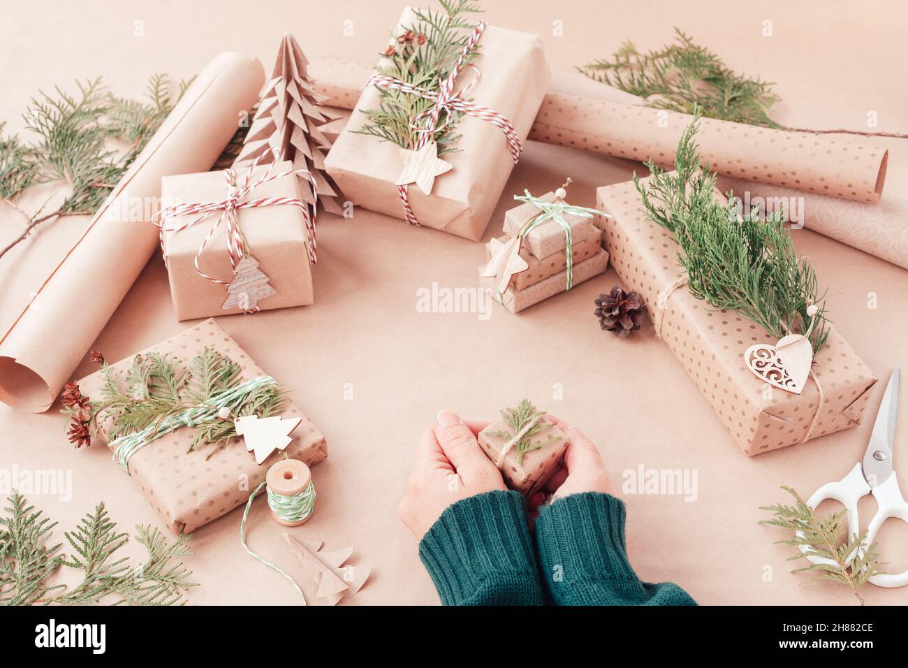 Preparandosi per le feste di Natale. Confezione regalo Foto Stock