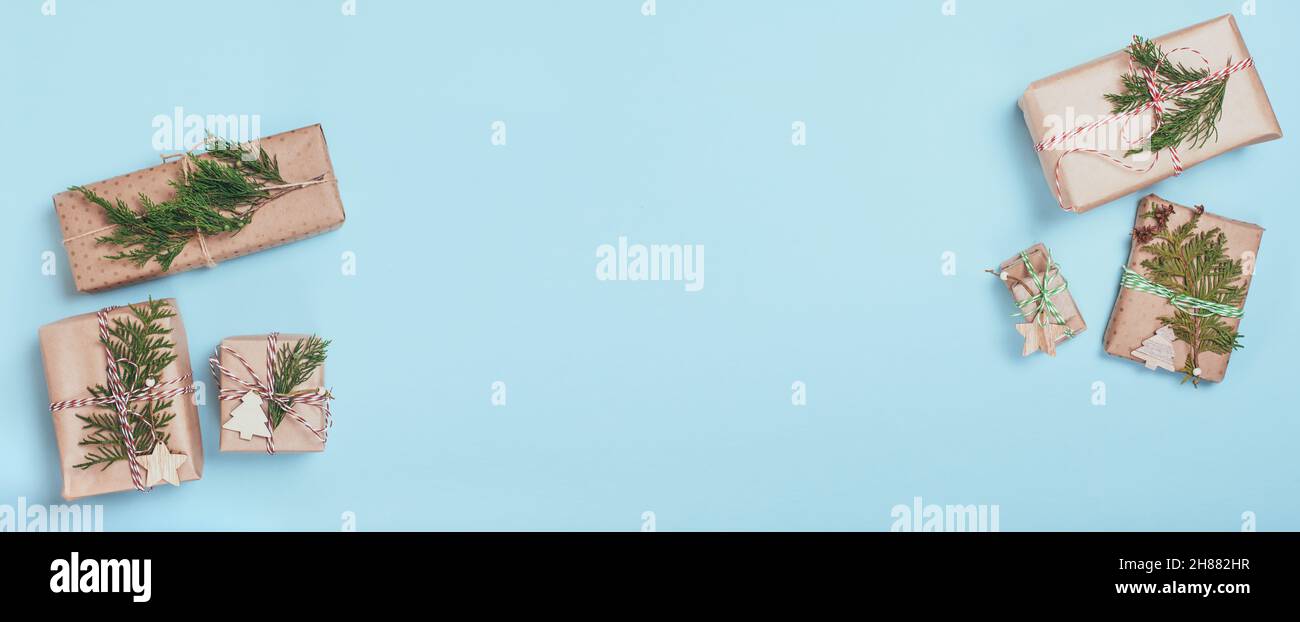 Nizza presenta avvolto in carta artigianale su sfondo di carta blu Foto Stock