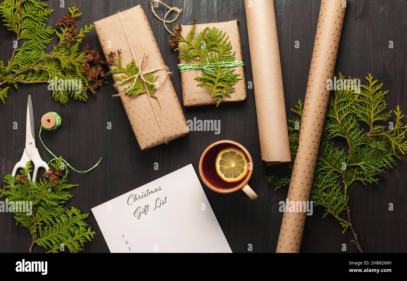 Preparandosi per le feste di Natale. Confezione regalo. Foto Stock