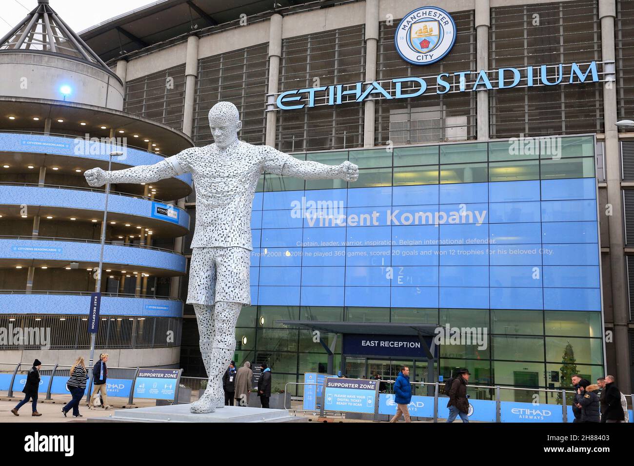 Statua di New Vincent Kompany fuori dell'Etihad Foto Stock