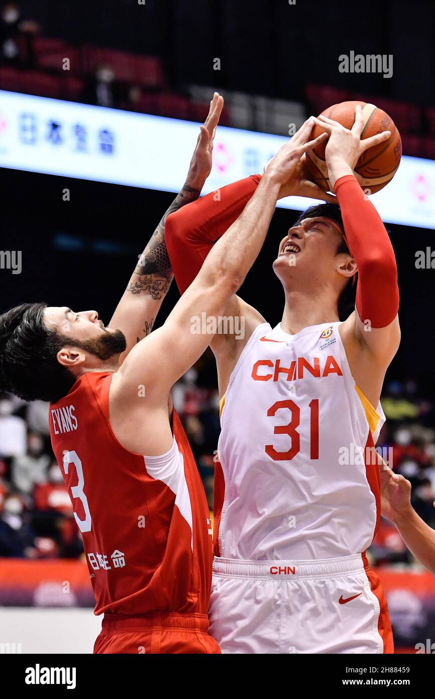 Sendai, Giappone. 28 novembre 2021. Wang Zhelin (R) della Cina compete con Luke Evans del Giappone durante la partita del Gruppo B tra Cina e Giappone alla Coppa del mondo di pallacanestro FIBA 2023 qualificatori asiatici a Sendai, Giappone, 28 novembre 2021. Credit: Zhang Xiaoyu/Xinhua/Alamy Live News Foto Stock