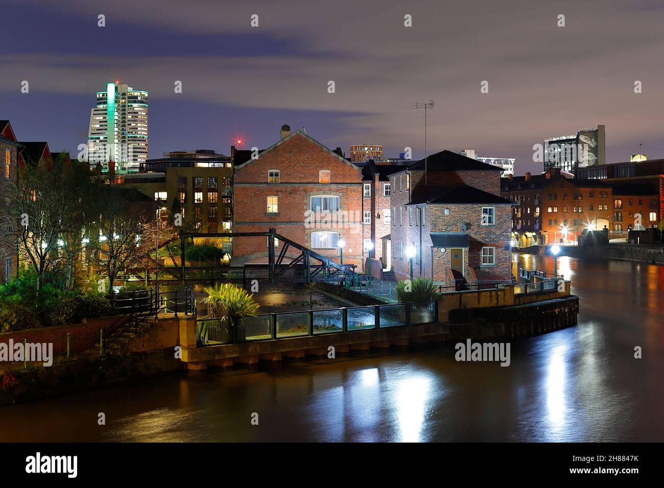 Leeds City Centre di notte lungo il fiume Aire Foto Stock