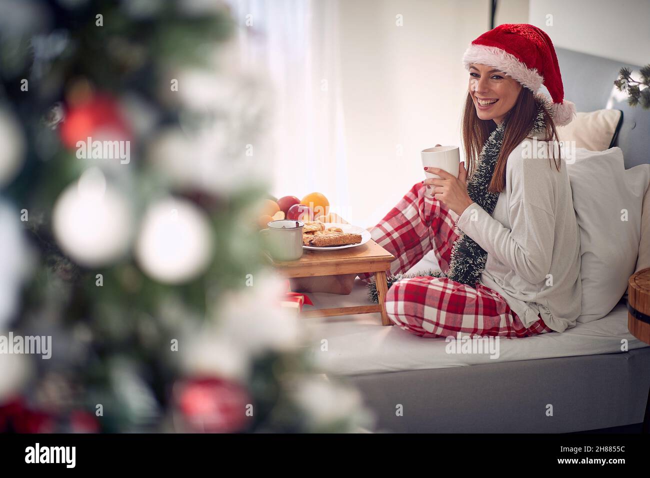 Vacanza, festa e gente concetto - donna sorridente a Natale Foto Stock