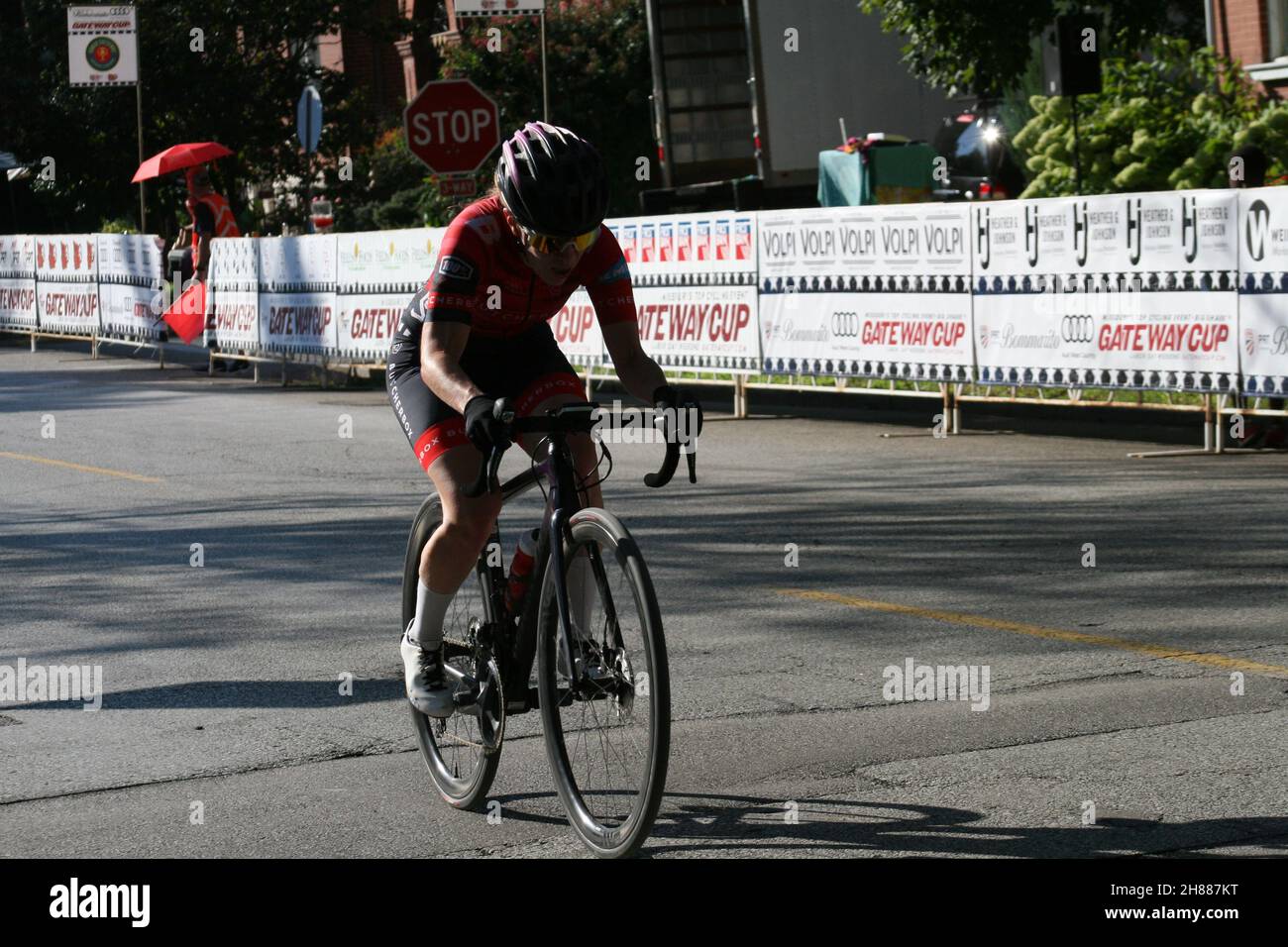 Donna in bicicletta alla Gateway Cup 2021 Foto Stock