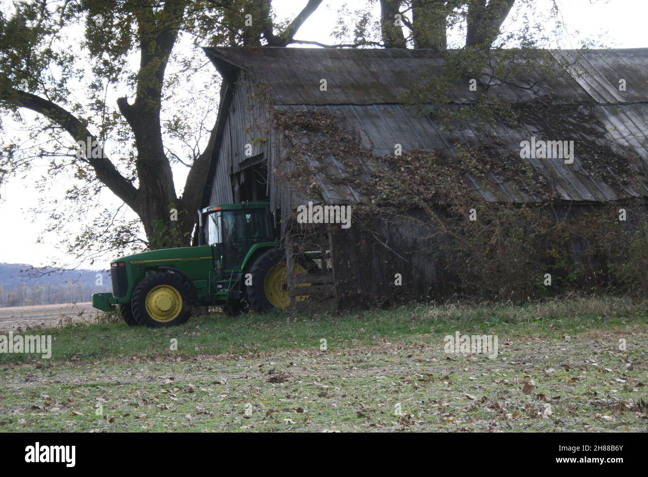 Trattore John Deere in un vecchio granaio del Missouri Foto Stock