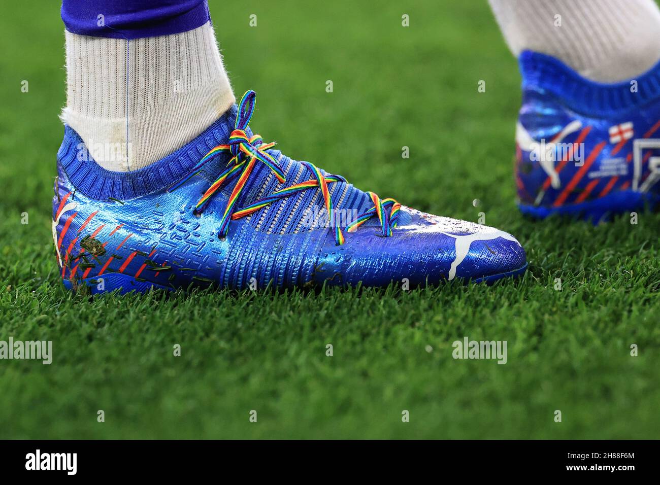 James Maddison #10 delle scarpe da calcio Puma di Leicester City con lacci  arcobaleno Foto stock - Alamy