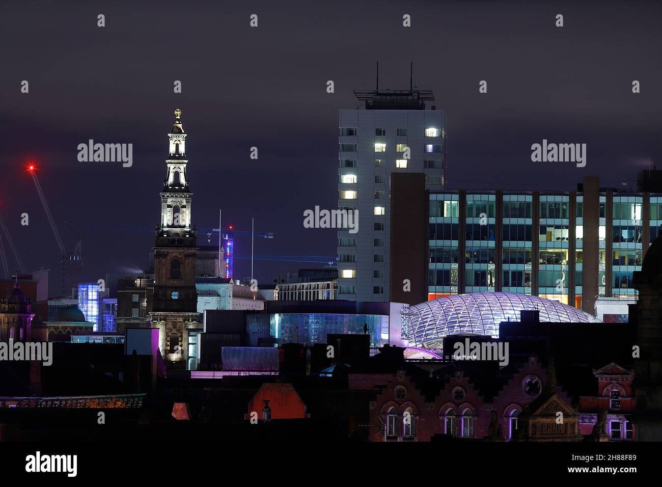 Holy Trinity Church , City Exchange Building & Park Plaza Hotel nel centro di Leeds Foto Stock