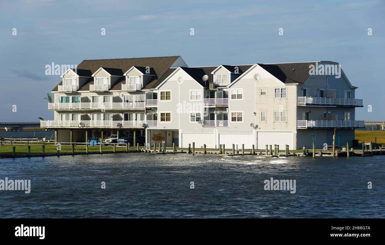 Chincoteague, Virginia U.S.A - 21 settembre 2021 - la vista degli appartamenti sul lungomare vicino alla baia Foto Stock