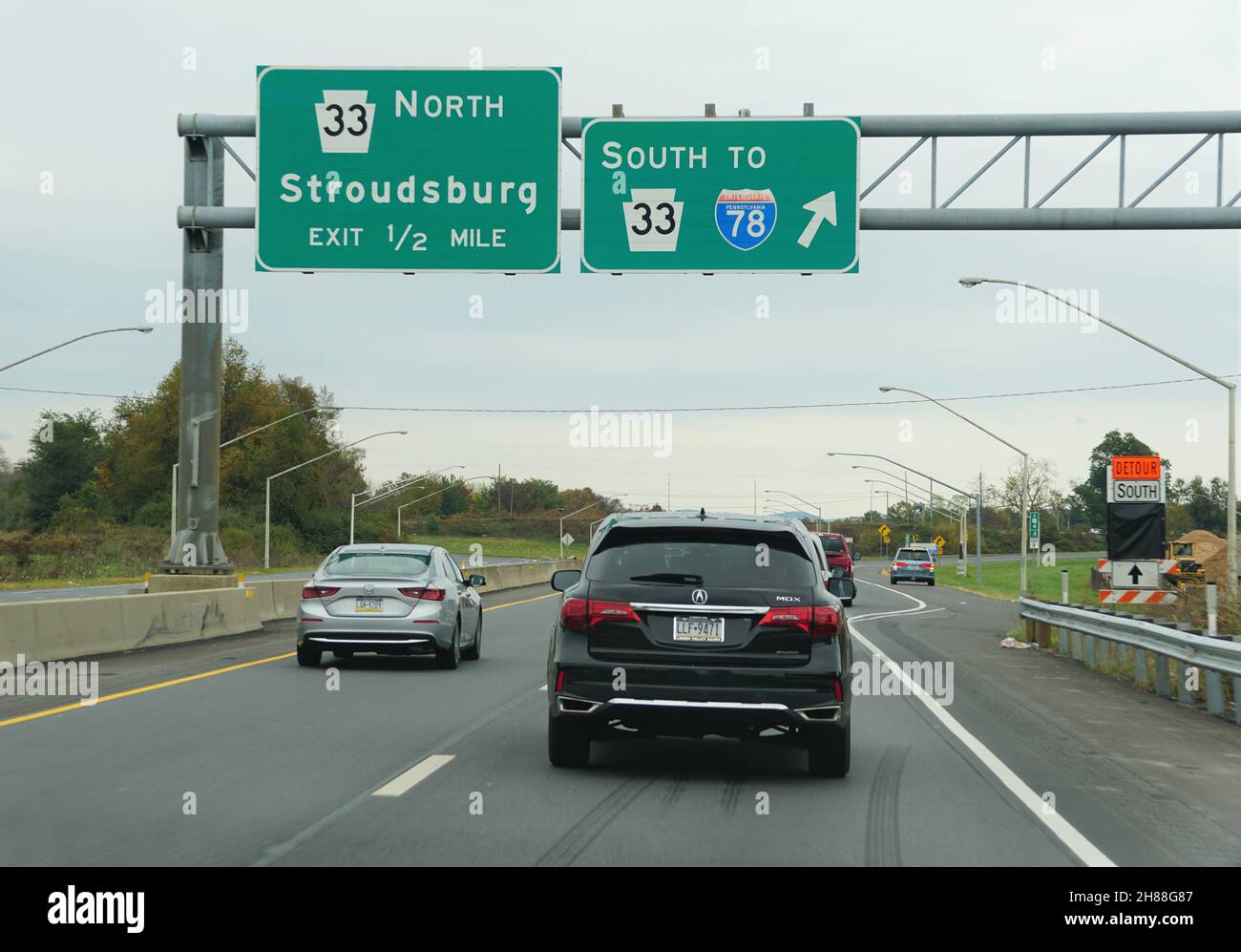 Tannersville, Pennsylvania, U.S.A - 22 ottobre 2021 - indicazioni stradali ed esci sull'Interstate 78 e sulla Route 33 per Stroudsburg Foto Stock