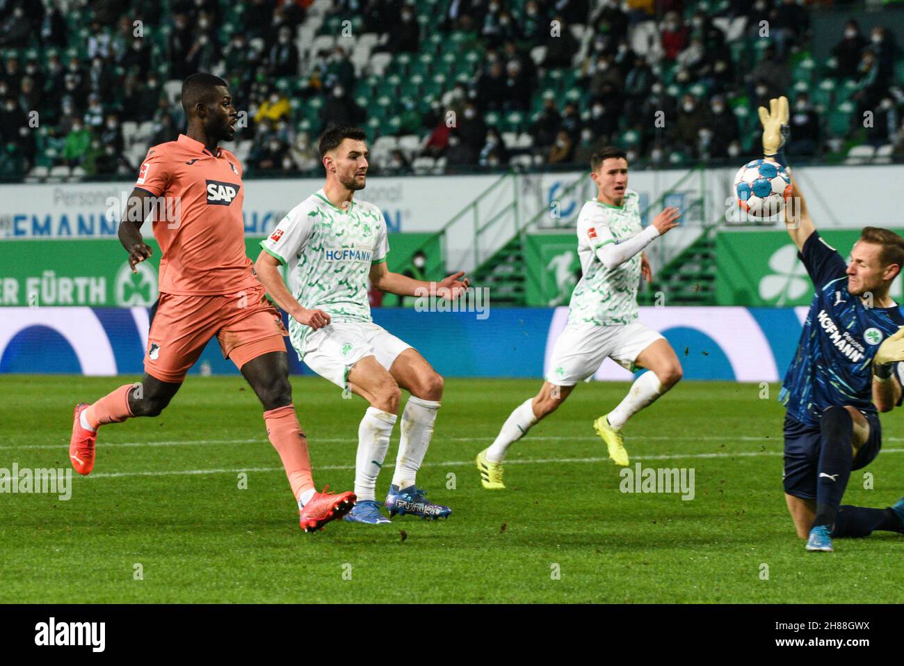 Deutschland, Fuerth, Sportpark Ronhof Thomas Sommer - 27.11.2021 - Fussball, 1.Bundesliga - SpVgg Greuther Fuerth vs. TSG 1899 Hoffenheim immagine: (FLTR) Islas Bebou (TSG 1899 Hoffenheim, 9), Maximilian Bauer (SpVgg Greuther Fürth,4), GK Marius Funk (SpVgg Greuther Fürth,1) le normative DFL vietano qualsiasi uso di fotografie come sequenze di immagini e/o quasi-video Foto Stock