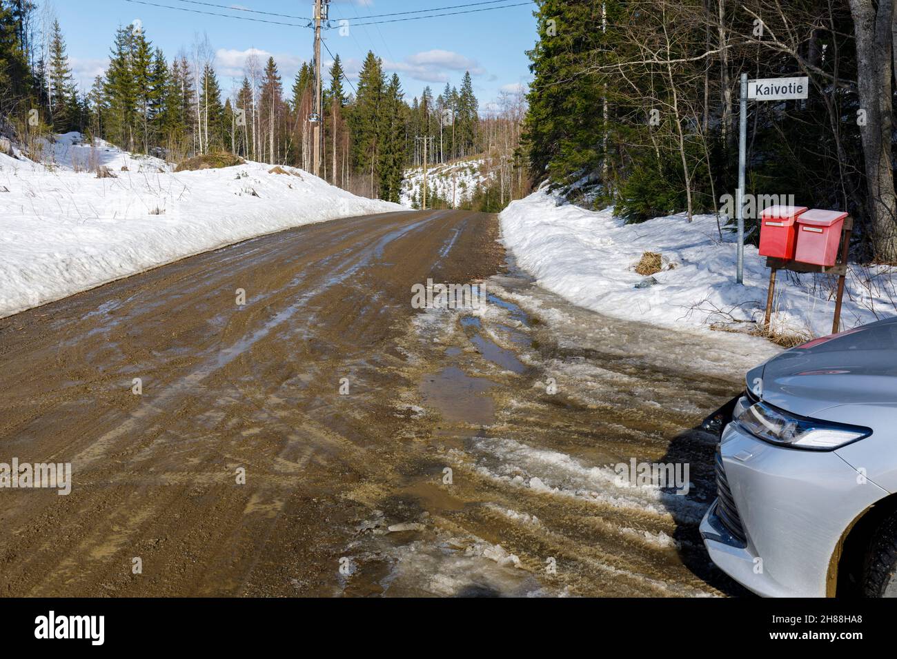 Scongelando il gelo del suolo, le strade sterrate sono bagnate e fangose a Spring , Finlandia Foto Stock