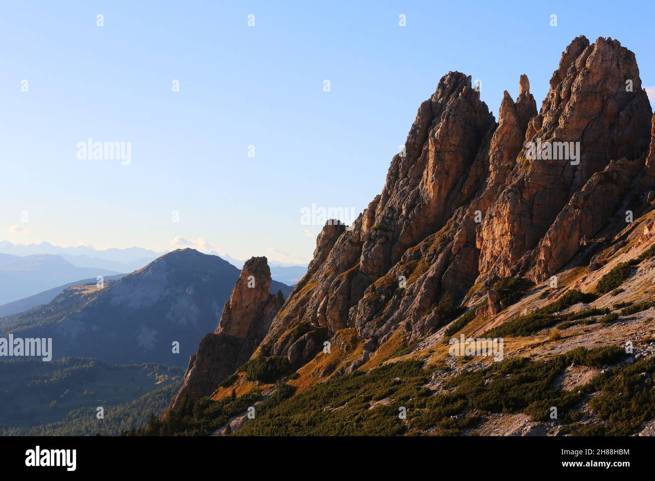 Dolomiti, Trentino, Südtirol, Italien, Berge mit Schafen am Alpenpass Grödnerjoch Foto Stock