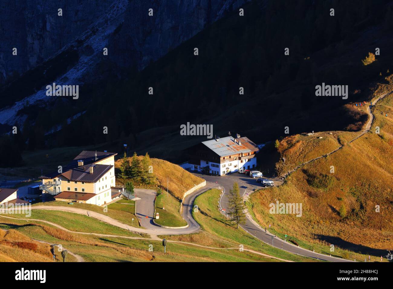 Dolomiti, Dolomiti, Südtirol, Trentino, Italien, Alpenstrasse mit Kehren und Kurven und Tornatis am Grödner Joch Foto Stock
