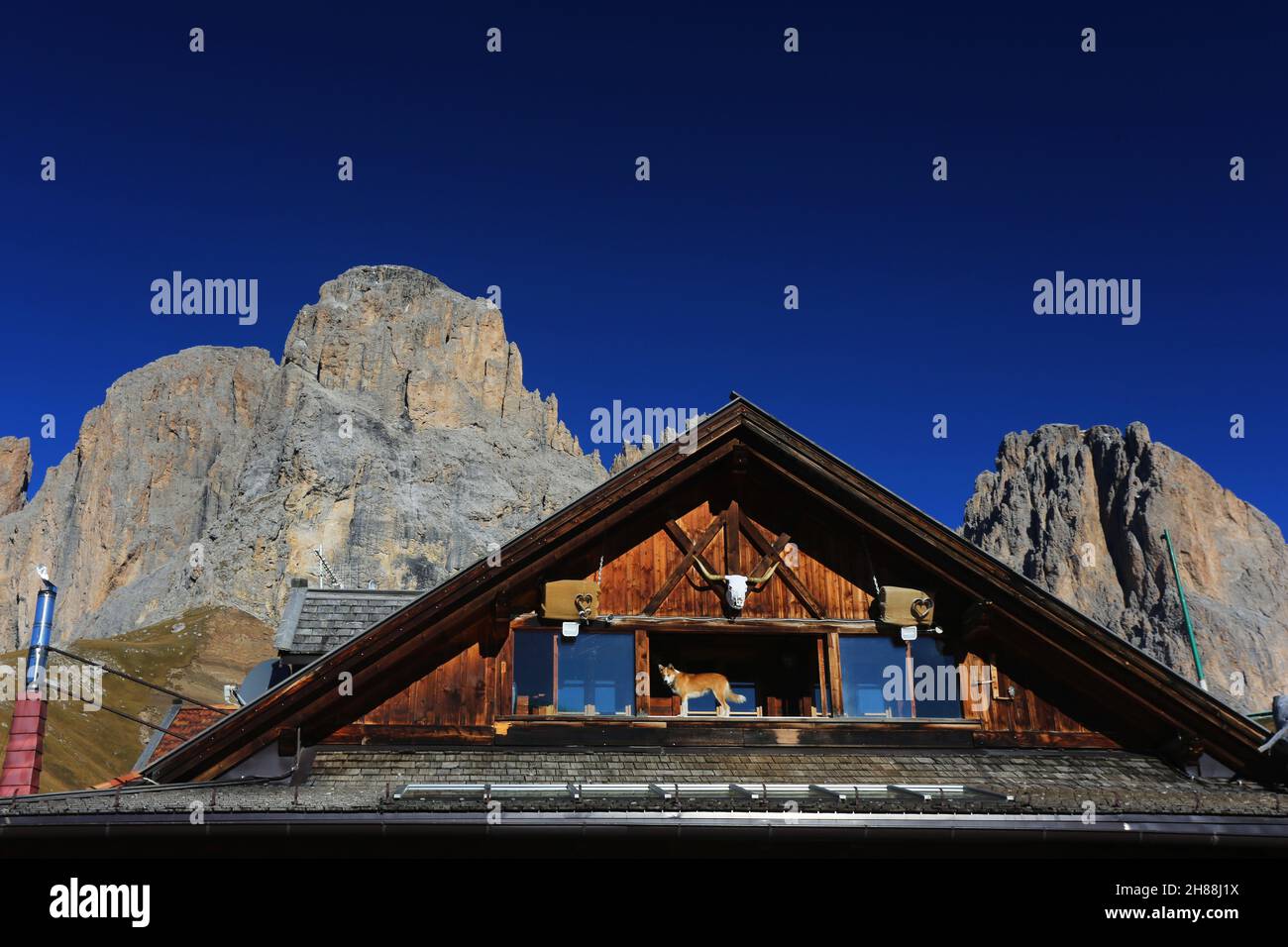 Langkofel, Sassolungo, Dolomiten, Blauer Himmel mit Berghütte, Felsen und Zacken am Langkofel in Südtirol in den Dolomiten in Italien Foto Stock