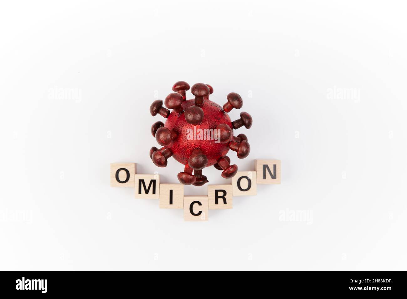 Modello del virus corona con la parola omicron come simbolo del nuovo virus covid-19 mutante del Sudafrica Foto Stock