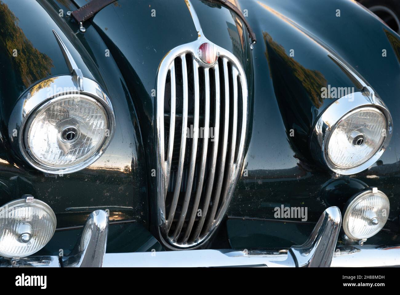 Auto sportiva d'epoca europea dal 1960. Veicolo retrò. Vista laterale anteriore. Elementi cromati e quattro fari. Foto Stock
