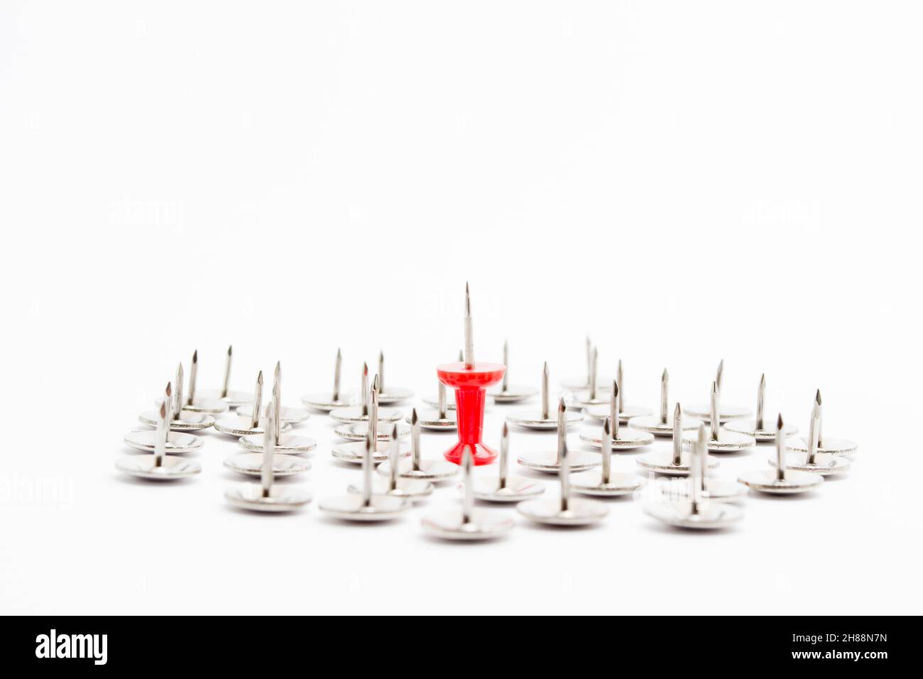 Un mucchio di perno di spinta in metallo o un perno di disegno isolato su bianco Foto Stock