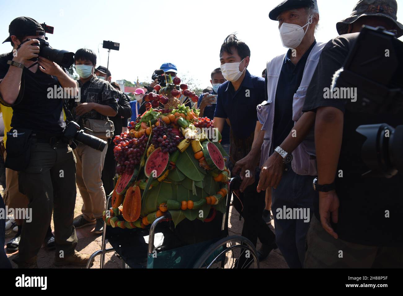 Thailandia - 28 novembre 2021 il 33° Festival Monkey buffet 2021 a Phra Prang Sam Yod, Lop Buri ha ricevuto l'attenzione dei turisti. Foto Stock