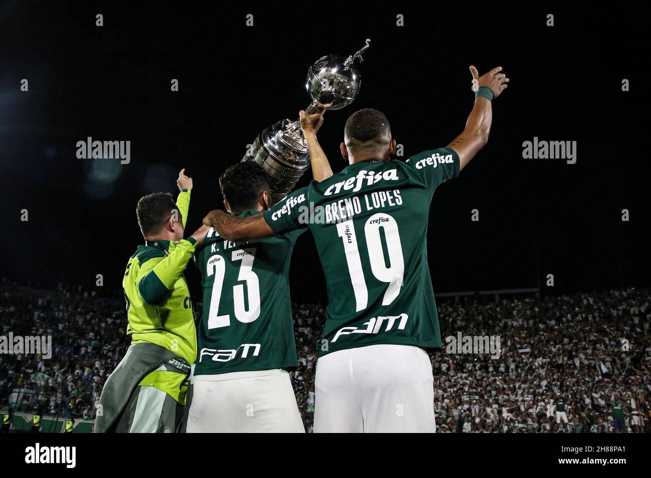 27 novembre 2021; Stadio Centenario, Montevideo, Uruguay; finale Copa Libertadores, Palmeiras contro Flamengo; Breno Lopes e Raffaello Veiga di Palmeiras festeggia dopo la partita Foto Stock