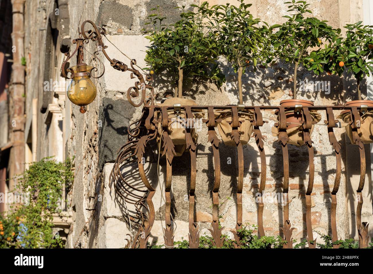 Primo piano di un tipico balcone in ferro battuto nella città di Taormina,  Sicilia, Messina, Italia, Europa Foto stock - Alamy