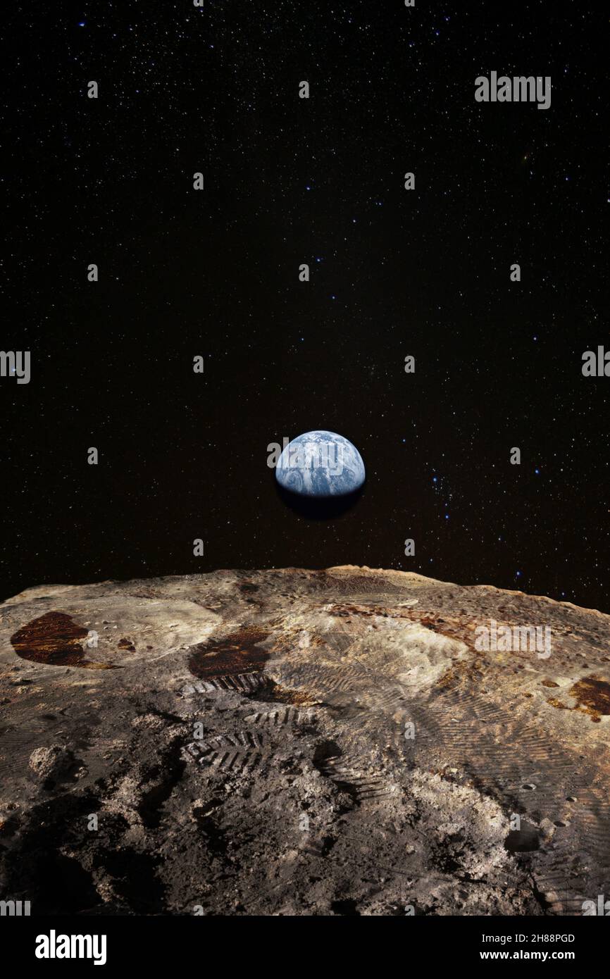 Passi sulla superficie lunare, la Terra sorge sopra l'orizzonte lunare. Elementi di questa immagine forniti dalla NASA. Foto Stock