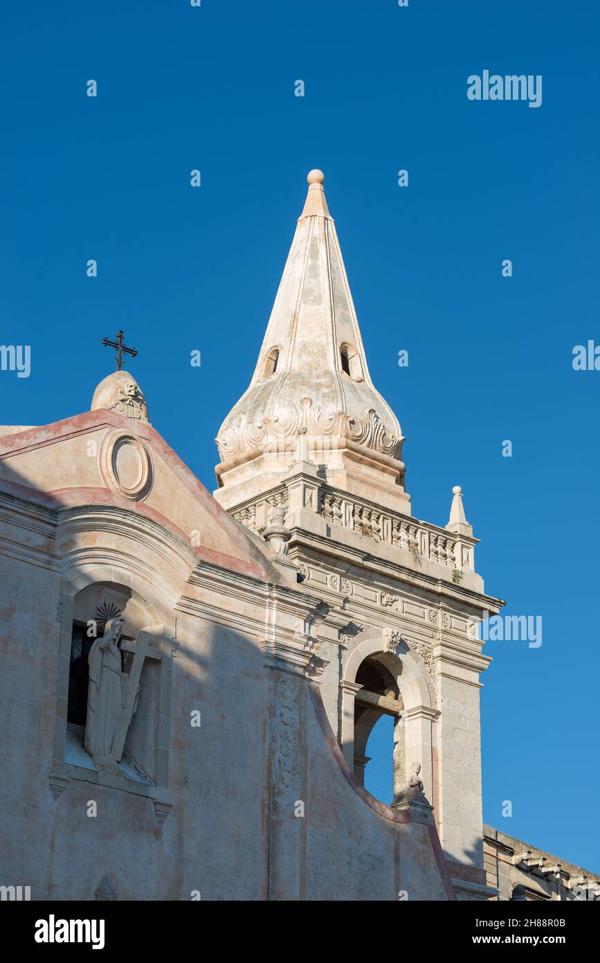 Primo piano della Chiesa di San Giuseppe (S. Giuseppe) nella città di Taormina, Messina, Sicilia, Italia, Europa. Foto Stock