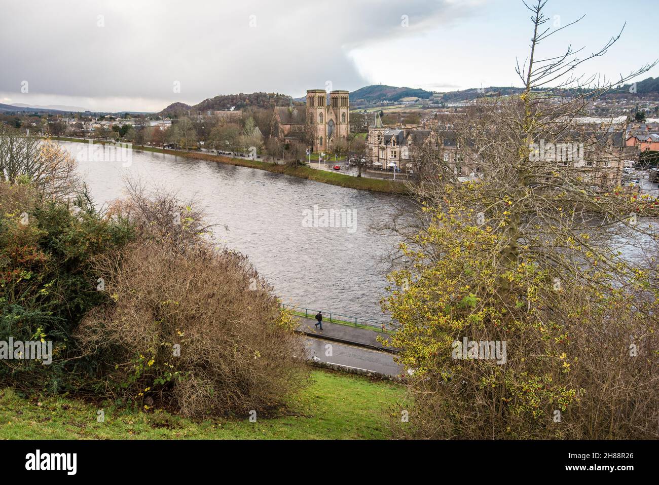 La Cattedrale di Inverness attraversa il fiume Ness, come si vede dall'area del Castello di Inverness Foto Stock