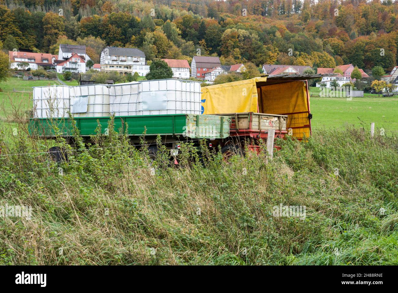 Macchine agricole di rottami vecchi vicino a Gewissenruh, Wesertal, Weser Uplands, Weserbergland, Hesse, Germania Foto Stock