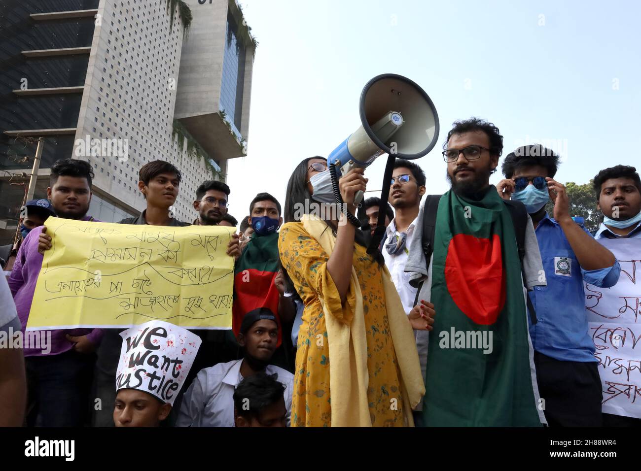 Nayeem Hasan, uno studente del secondo anno del Notre Dame College, è stato ucciso in un incidente stradale da un dumpster carrier truck della Dhaka South City Corporation. In questo contesto, gli studenti di diversi college di Dhaka si sono presi sul posto per le strade per chiedere giustizia. Migliaia di studenti hanno bloccato alcuni punti principali della città di Dhaka per richiedere la sicurezza stradale. Il loro movimento continuerà fino a quando non verrà presa una decisione dal governo. Gli studenti stanno controllando i documenti di trasporto pubblici, privati e governativi e la patente di guida. Stanno controllando anche i veicoli della polizia. (Foto di Syed Mahabubul Kader/Pacific Press) Foto Stock