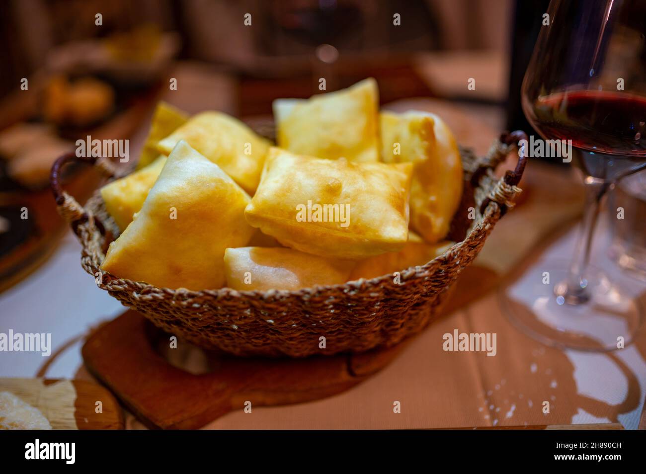 Cibo della regione Emilia Romagna, pane fritto gnocco fritto o crescentina servito in ristorante a Parma, Italia close up Foto Stock