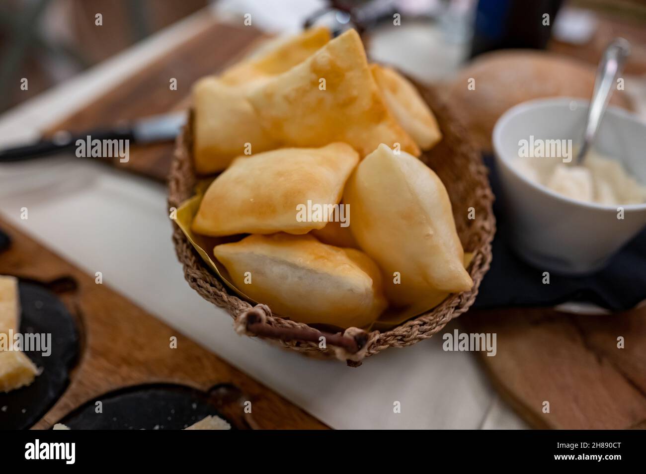 Cibo della regione Emilia Romagna, pane fritto gnocco fritto o crescentina servito in ristorante a Parma, Italia close up Foto Stock