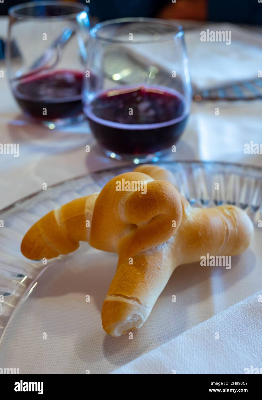 Spumante del Nord Italia, regione Emilia Romagna, Lambrusco rosso secco o dolce e pane a Modena da vicino Foto Stock