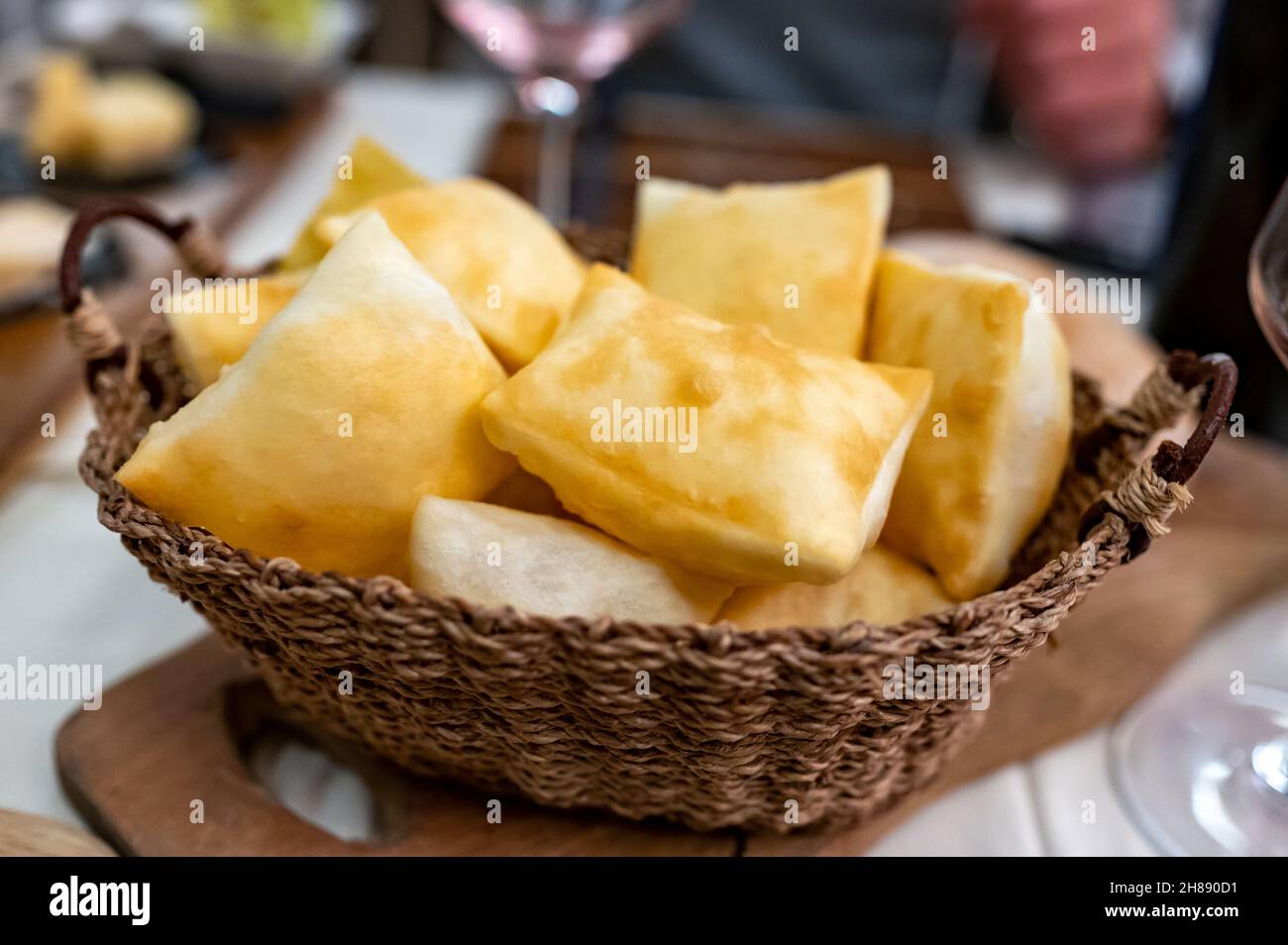 Cibo della regione Emilia Romagna, pane fritto gnocco fritto o crescentina servito in ristorante a Parma, Italia close up Foto Stock
