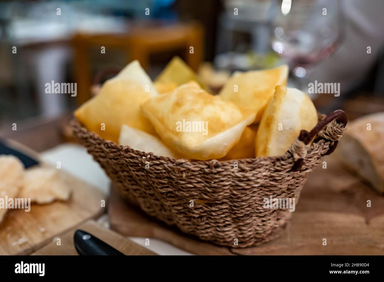 Cibo della regione Emilia Romagna, pane fritto gnocco fritto o crescentina servito in ristorante a Parma, Italia close up Foto Stock