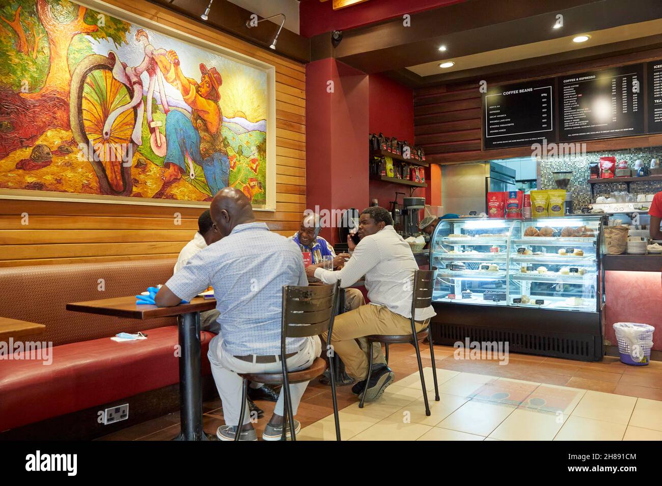 Persone che si godono in Java House cafe a Nairobi Kenya Africa Foto Stock