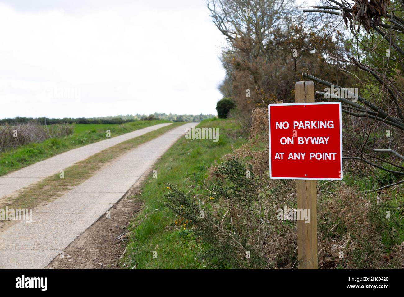 Cartello "No parking on byway at any point" in campagna Foto Stock