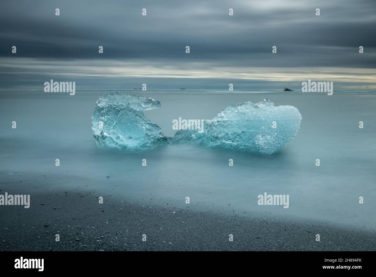 Lunga esposizione di un Iceberg a Jokulsarlon Ice Beach Foto Stock
