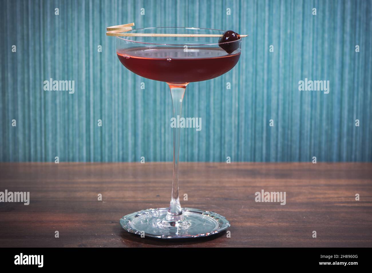 Cocktail vecchio stile, servito in una tazza. Bar italiano Foto Stock