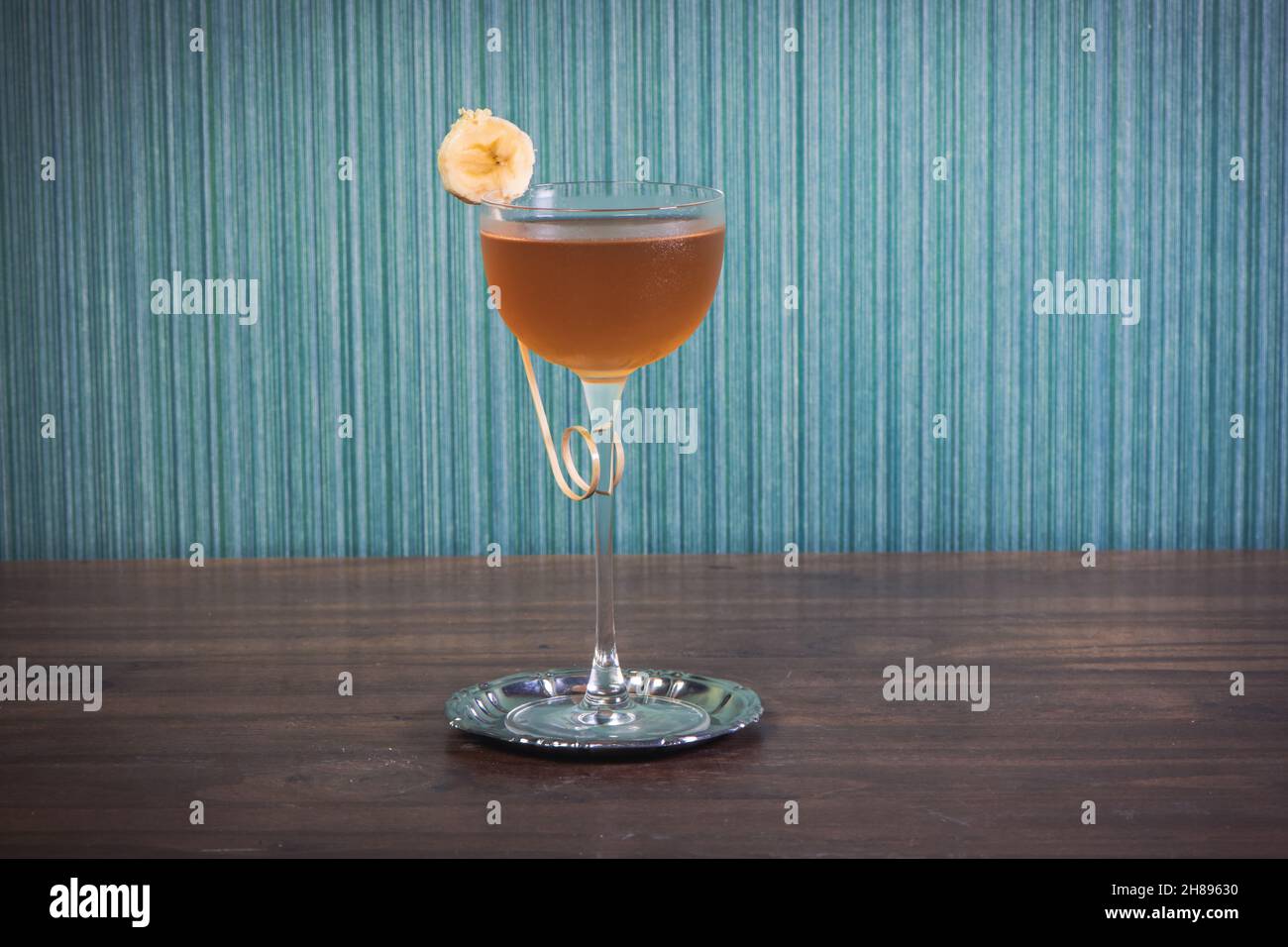 Cocktail su un tavolo di legno, cocktail artigianali, arte della mixologia Foto Stock